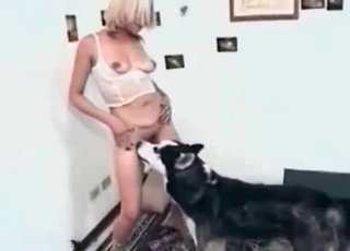 Blonde opens her crack for a nice doggy
